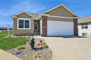 6935 Waterview Drive SW, Cedar Rapids, IA 52404