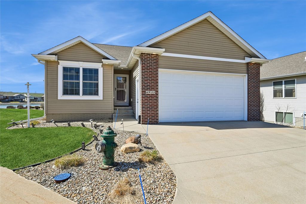 6935 Waterview Drive SW, Cedar Rapids, IA 52404