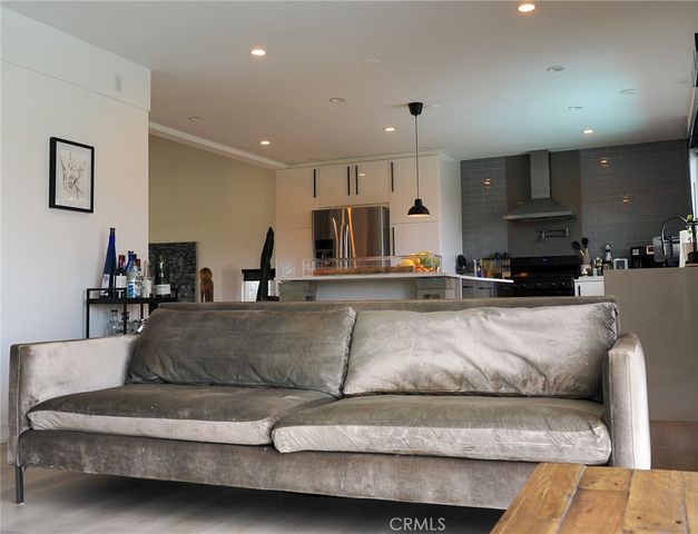 5177 Medina Road, Woodland Hills, CA 91364