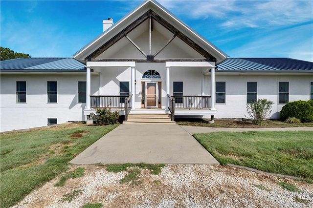 20660 Mission Road, Stilwell, KS 66085