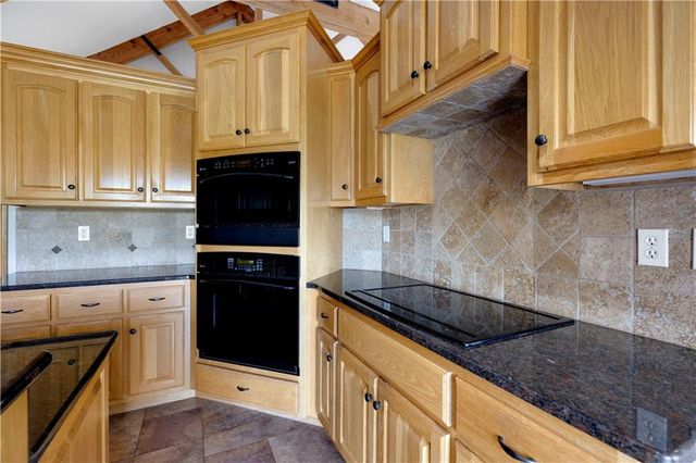 20660 Mission Road, Stilwell, KS 66085