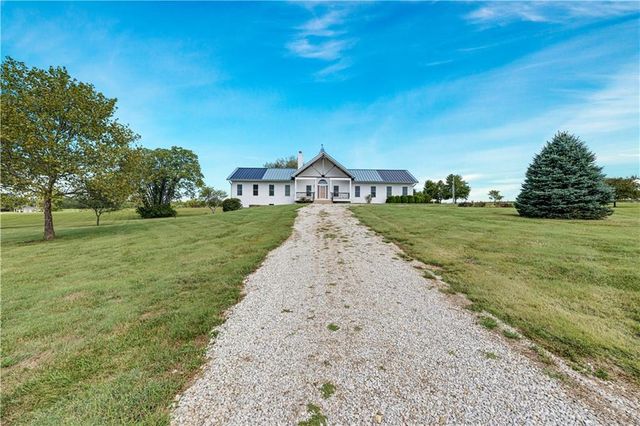 20660 Mission Road, Stilwell, KS 66085