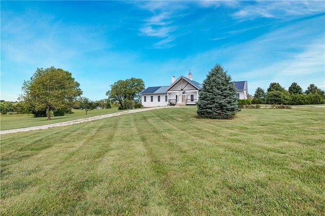 20660 Mission Road, Stilwell, KS 66085