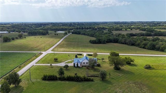 20660 Mission Road, Stilwell, KS 66085