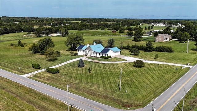 20660 Mission Road, Stilwell, KS 66085