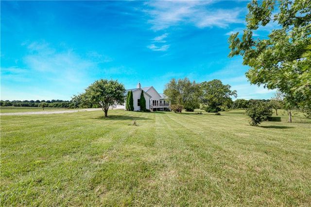 20660 Mission Road, Stilwell, KS 66085