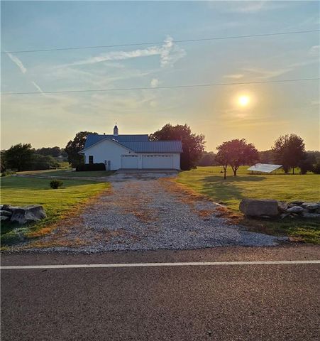 20660 Mission Road, Stilwell, KS 66085