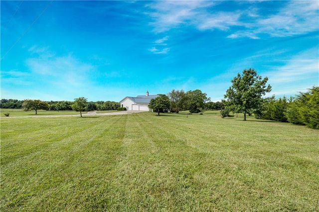 20660 Mission Road, Stilwell, KS 66085