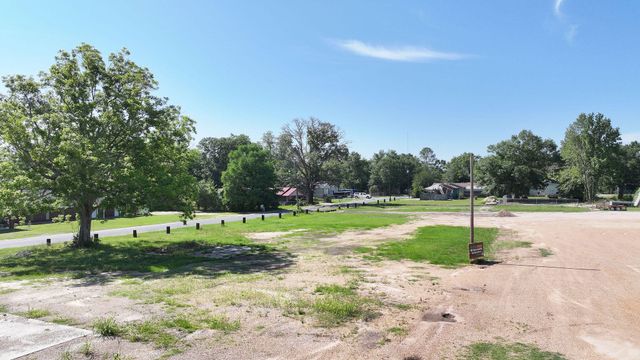 E 1st St, Deridder, LA 70634