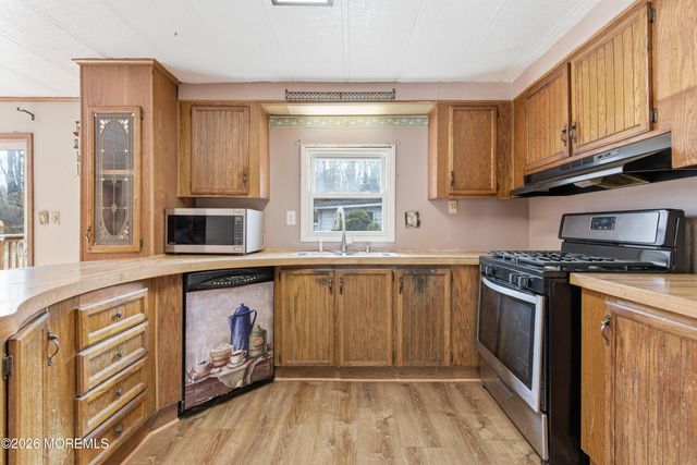 76 Deer Way, Manalapan, NJ 07726