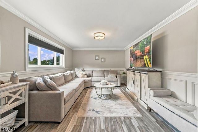 264 Winifred Dr, Totowa Boro, NJ 07512