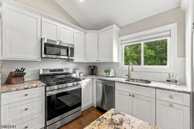 264 Winifred Dr, Totowa Boro, NJ 07512