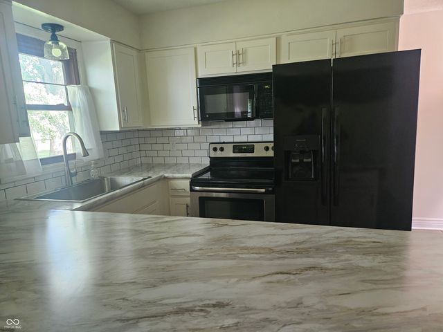 1402 S Thompson Road, Shelbyville, IN 46176