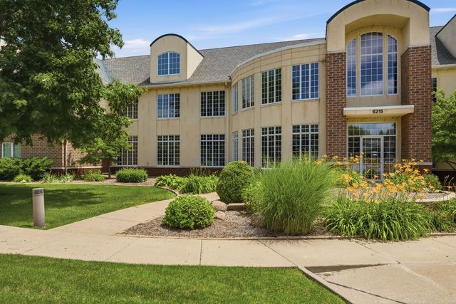 6215 Utica Ridge Road 104, Davenport, IA 52807
