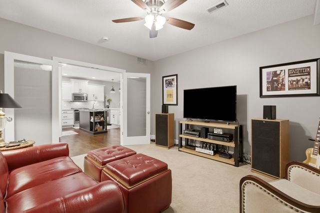 6215 Utica Ridge Road 104, Davenport, IA 52807