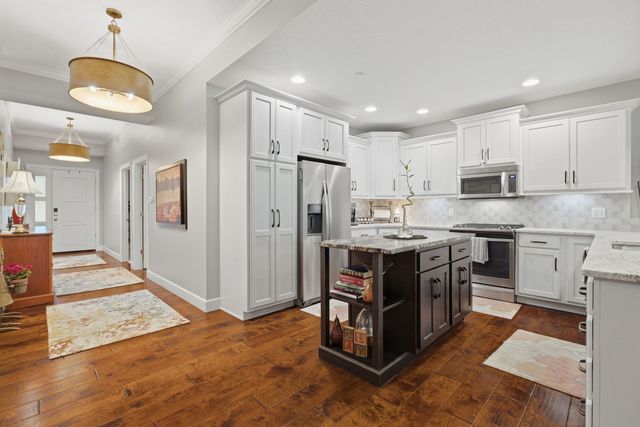6215 Utica Ridge Road 104, Davenport, IA 52807