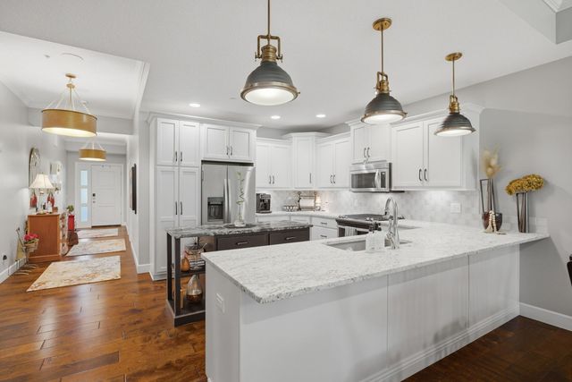 6215 Utica Ridge Road 104, Davenport, IA 52807