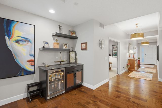 6215 Utica Ridge Road 104, Davenport, IA 52807