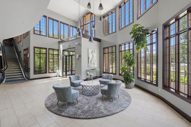 6215 Utica Ridge Road 104, Davenport, IA 52807