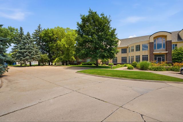 6215 Utica Ridge Road 104, Davenport, IA 52807