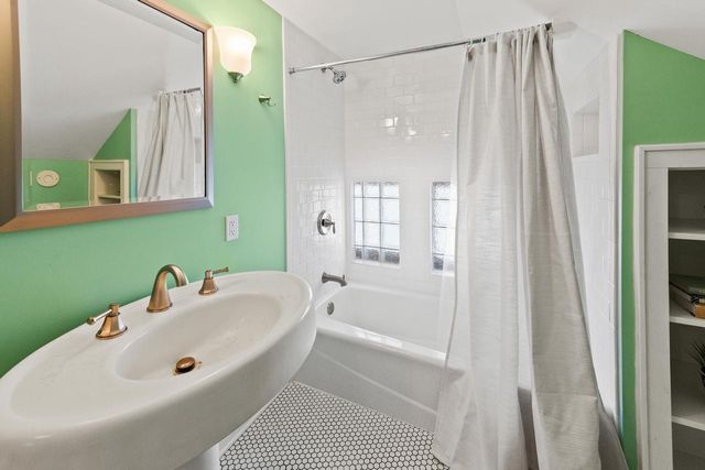 3405 N Hackett AVENUE, Milwaukee, WI 53211