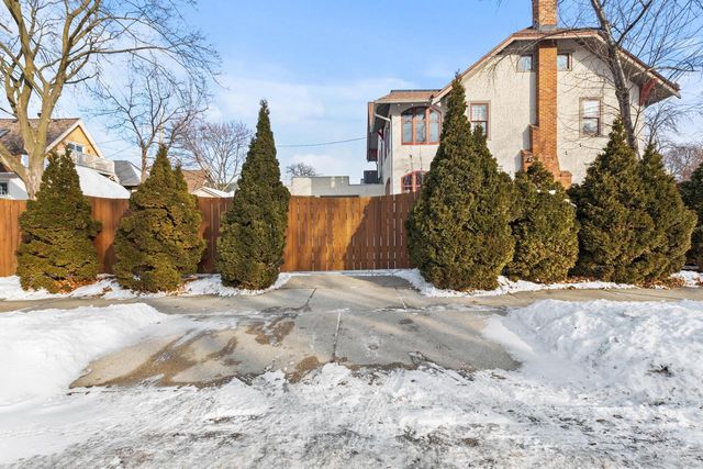 3405 N Hackett AVENUE, Milwaukee, WI 53211