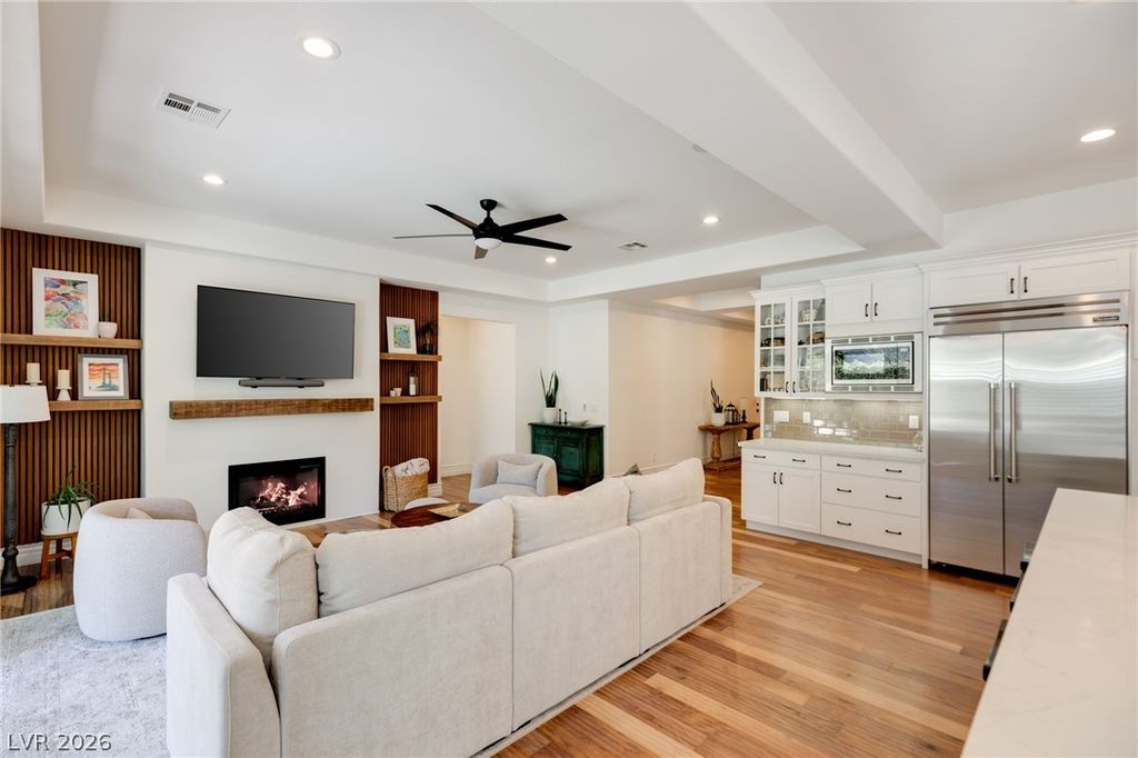 Image 7 of property listing at 725 Porto Mio Way, Las Vegas, NV 89138