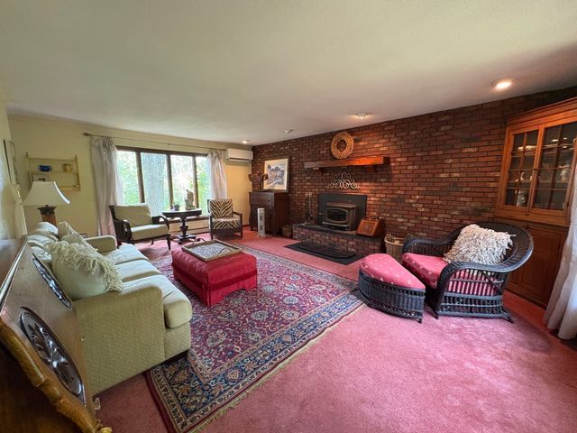 450 Glendale Rd, Wilbraham, MA 01095
