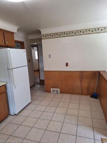 8547 Kinloch Street, Dearborn Heights, MI 48127