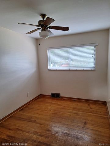 8547 Kinloch Street, Dearborn Heights, MI 48127