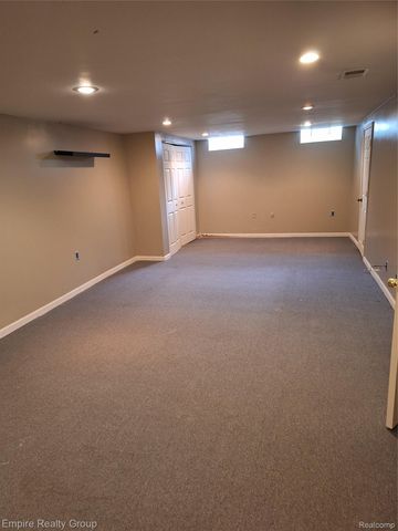 8547 Kinloch Street, Dearborn Heights, MI 48127