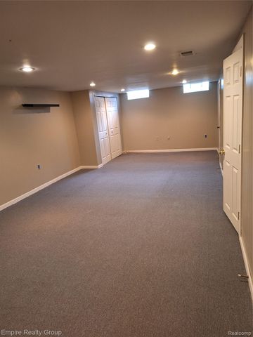 8547 Kinloch Street, Dearborn Heights, MI 48127