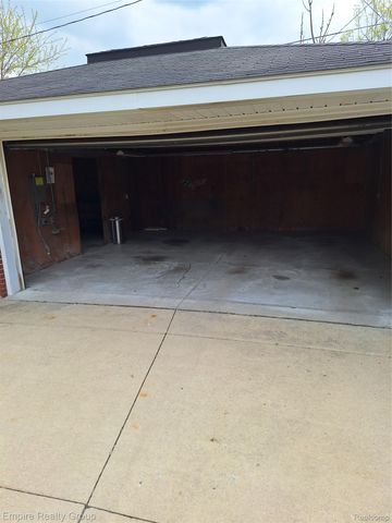8547 Kinloch Street, Dearborn Heights, MI 48127