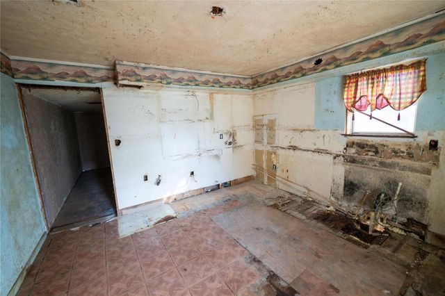 28270 Lynnwood Lane, Hempstead, TX 77445