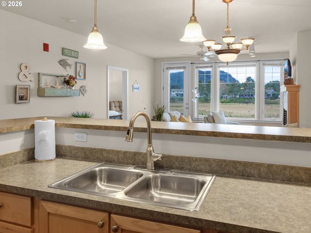 1108 S Holladay Dr 16, Seaside, OR 97138
