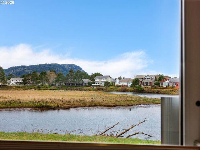 1108 S Holladay Dr 16, Seaside, OR 97138