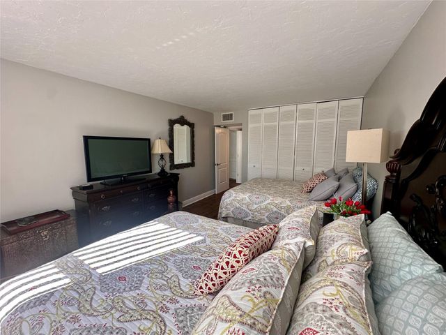 1147 Hillsboro Mile 214, Hillsboro Beach, FL 33062