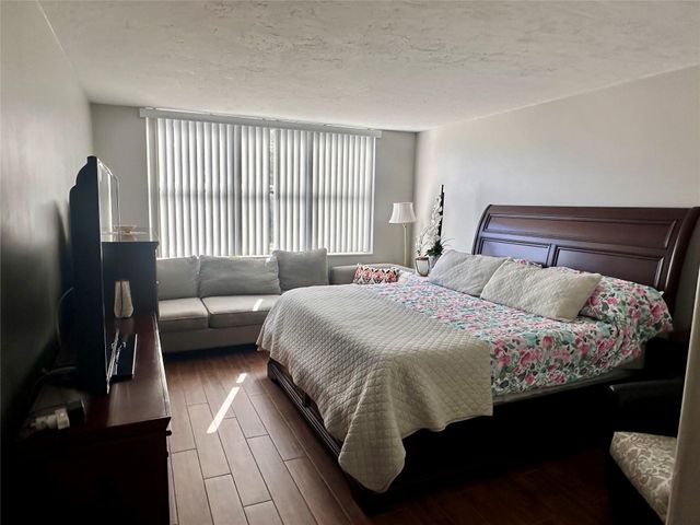 1147 Hillsboro Mile 214, Hillsboro Beach, FL 33062