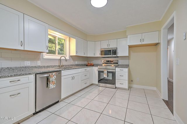 904 South Sherbrooke Circle, Mount Carmel, TN 37645