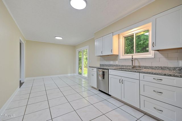 904 South Sherbrooke Circle, Mount Carmel, TN 37645