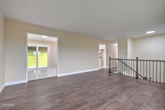 904 South Sherbrooke Circle, Mount Carmel, TN 37645