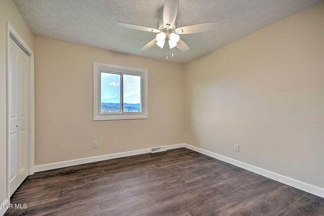 904 South Sherbrooke Circle, Mount Carmel, TN 37645
