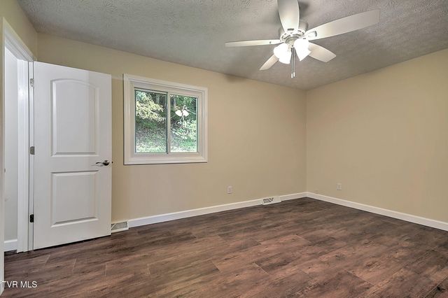 904 South Sherbrooke Circle, Mount Carmel, TN 37645