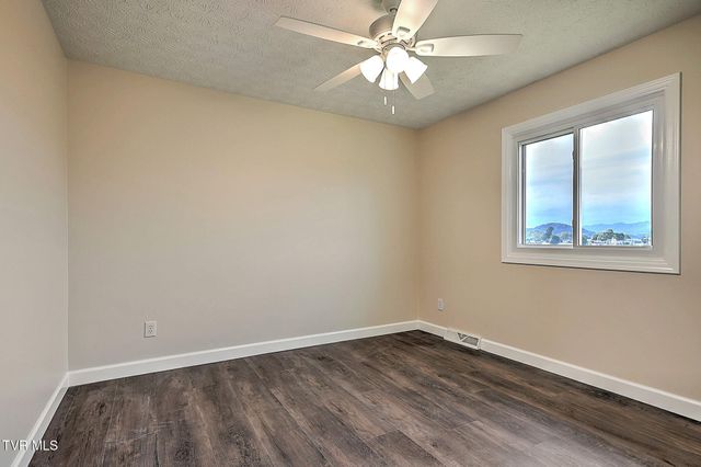 904 South Sherbrooke Circle, Mount Carmel, TN 37645