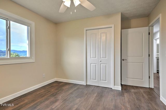 904 South Sherbrooke Circle, Mount Carmel, TN 37645