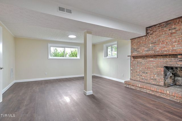 904 South Sherbrooke Circle, Mount Carmel, TN 37645