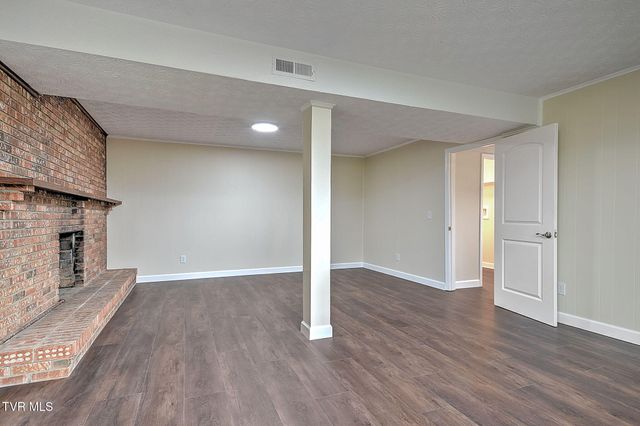 904 South Sherbrooke Circle, Mount Carmel, TN 37645