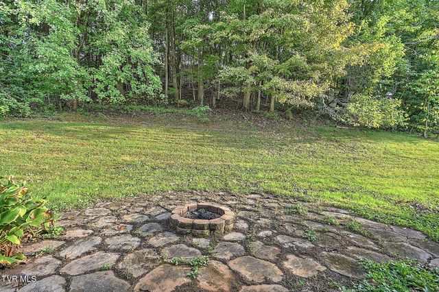 904 South Sherbrooke Circle, Mount Carmel, TN 37645