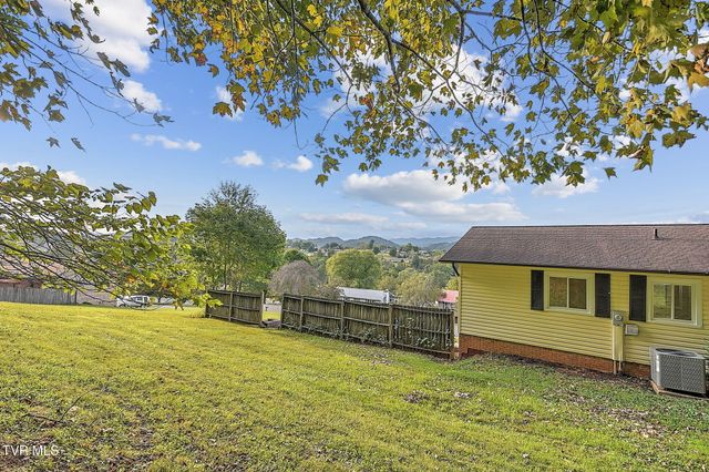 904 South Sherbrooke Circle, Mount Carmel, TN 37645