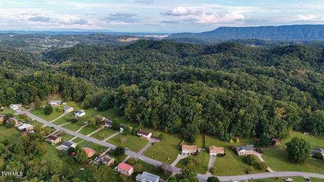 904 South Sherbrooke Circle, Mount Carmel, TN 37645